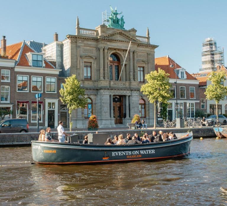 Haarlem: Sightseeing Boat Tour with Snacks and Drinks