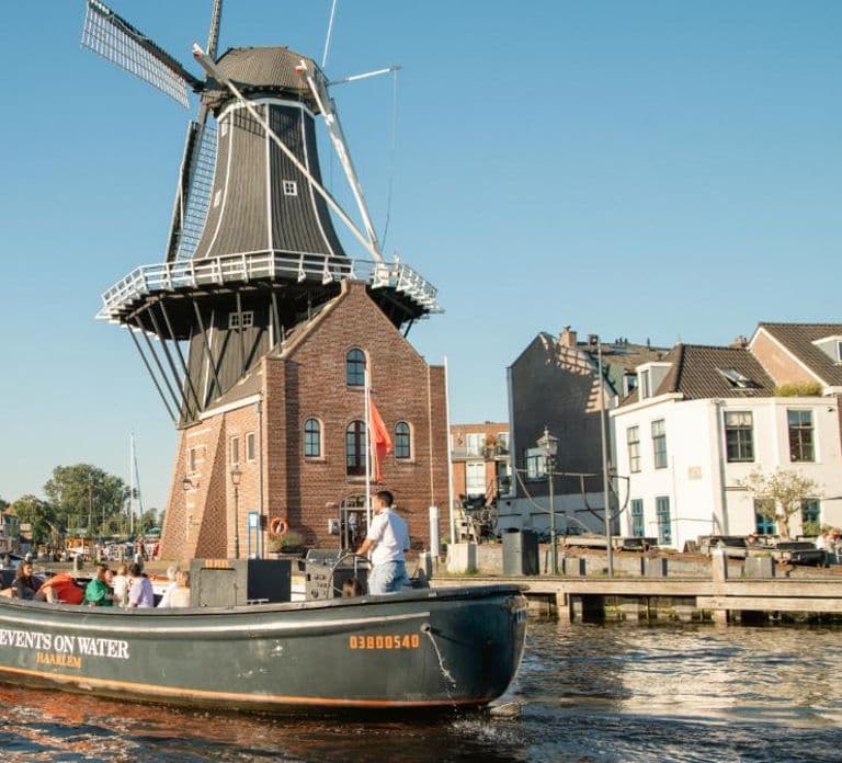 Haarlem: Sightseeing Boat Tour with Snacks and Drinks