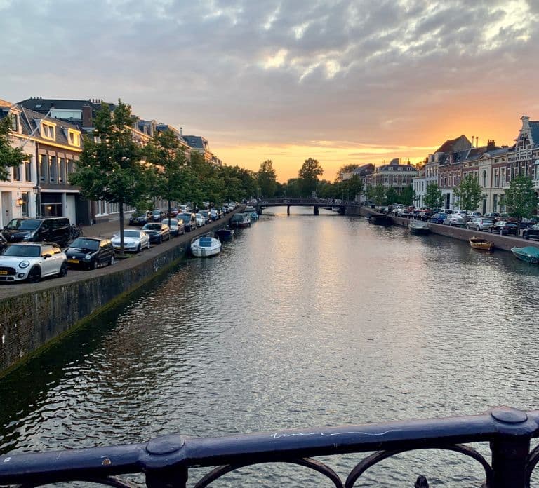 Haarlem: Sightseeing Boat Tour with Snacks and Drinks