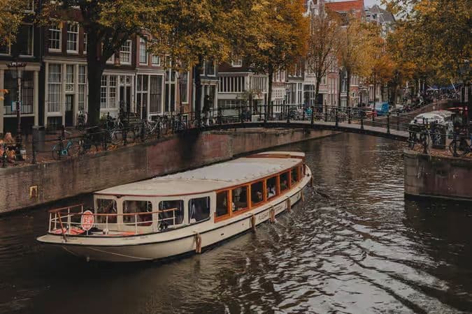 Luxury Canal Cruise with Unlimited Drinks & Bites