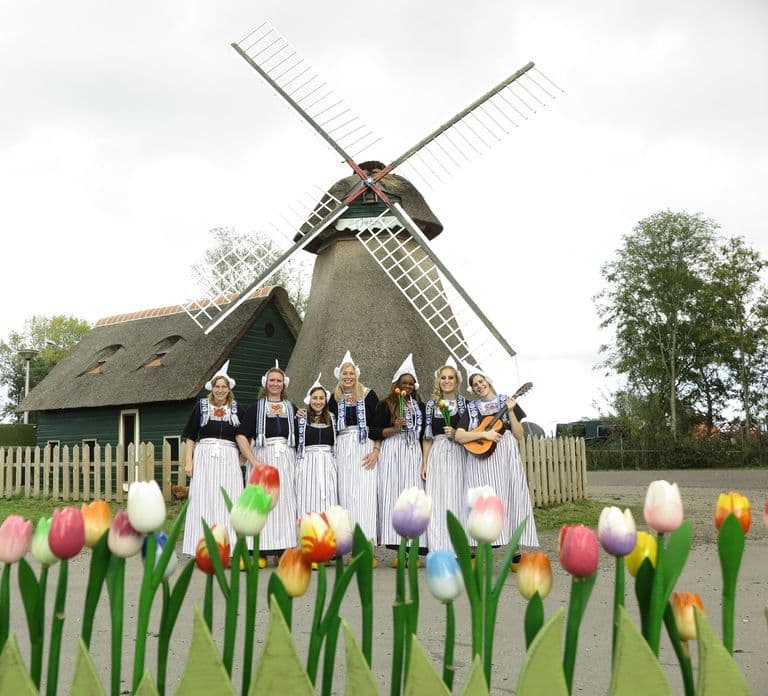 Volendam: Sesión de fotos con traje tradicional, queso y tour de zuecos