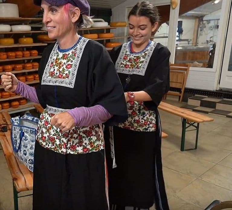 Volendam: Sesión de fotos con traje tradicional, queso y tour de zuecos