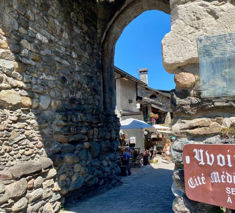 Um passeio guiado pela vila medieval de Yvoire