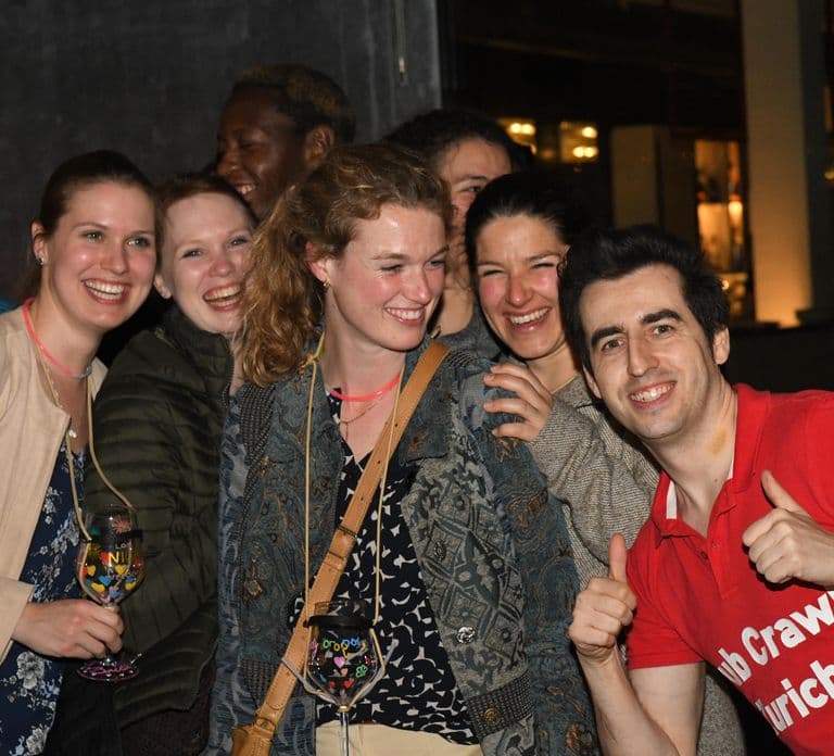 Zurich: Pub Crawl Nightlife Tour met shots en snacks
