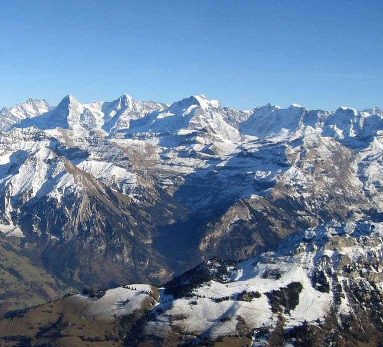 Berna: Voo Privado de Helicóptero de 42 Minutos pelos Alpes Suíços