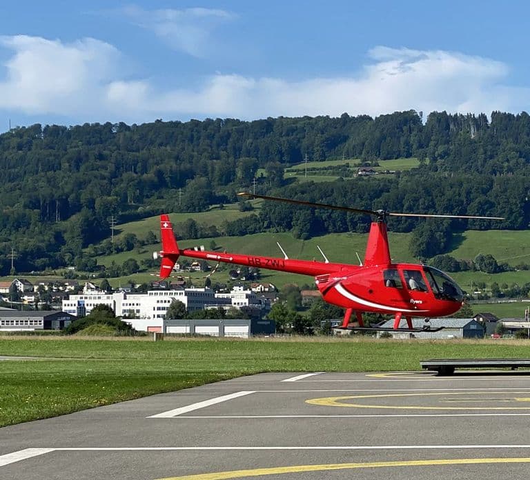 Berna: Voo Privado de Helicóptero de 42 Minutos pelos Alpes Suíços