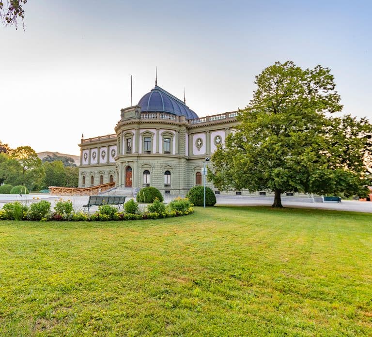 Explore the best guided intro tour of Geneva with a Local