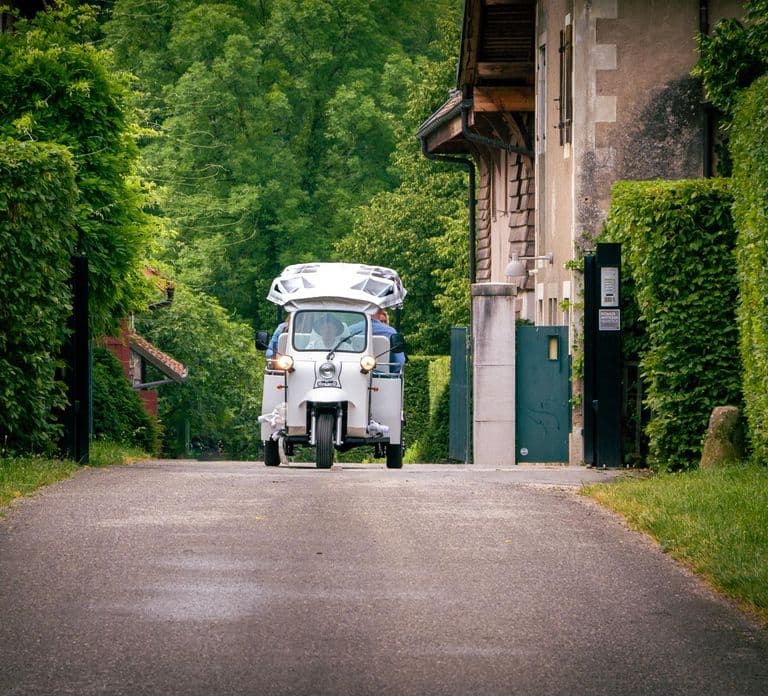 Fondue and wine private Tuk Tuk tour in Geneva