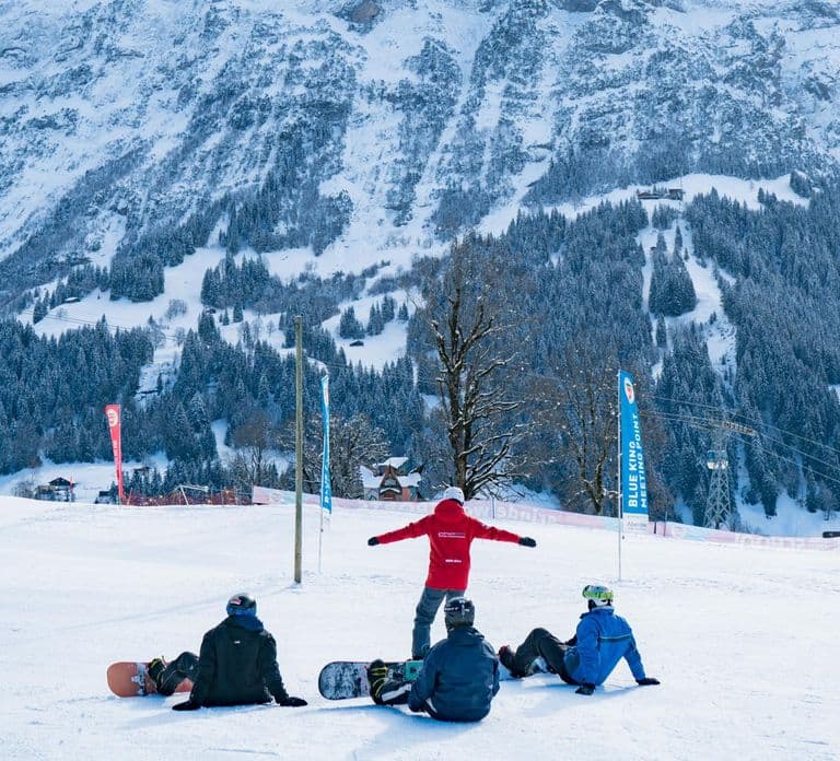 Desde Interlaken: Clase de snowboard para principiantes por la tarde