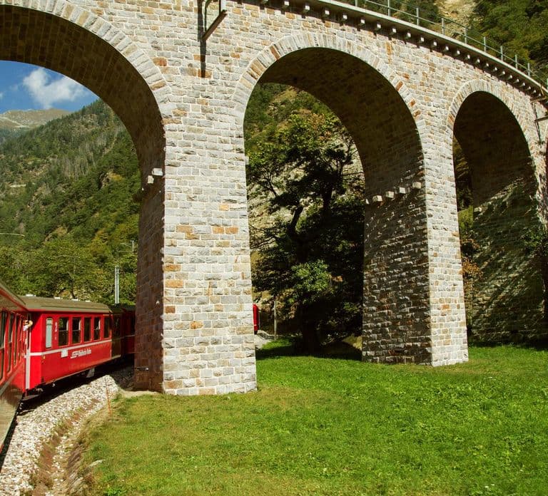De Milão: Excursão de um dia a Bernina e St. Moritz no trem panorâmico