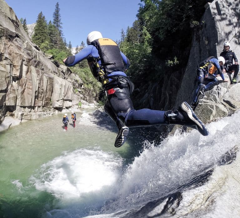 Ab Zürich: Canyoning in Interlaken inkl. Hin- und Rücktransfer