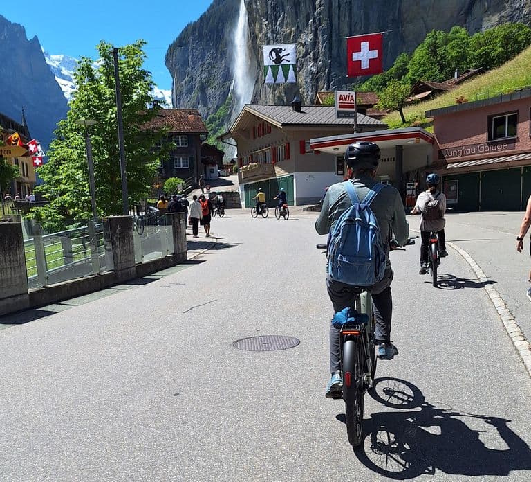 Interlaken: Excursão de E-Bike pelo Vale das 72 Cachoeiras e Lauterbrunnen