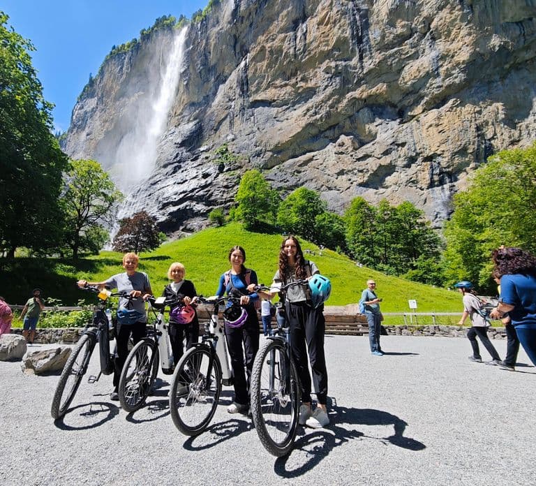 Interlaken: Excursão de E-Bike pelo Vale das 72 Cachoeiras e Lauterbrunnen