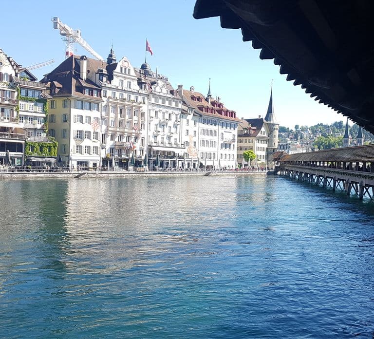 Tour a pie en grupo pequeño por Lucerna y crucero por el lago desde Basilea