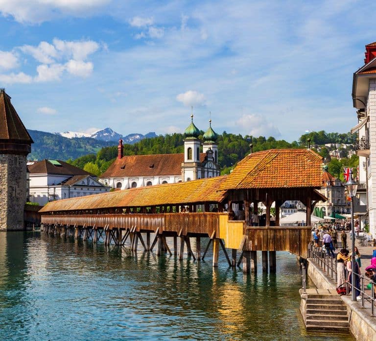 Tour a pie en grupo pequeño por Lucerna y crucero por el lago desde Basilea