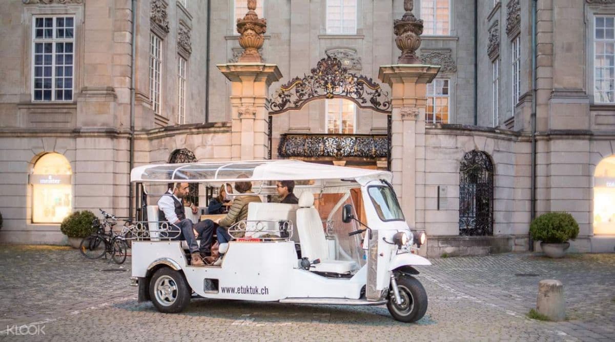 Tour privado en tuk-tuk eléctrico por Zúrich con filete de ternera suiza a la piedra