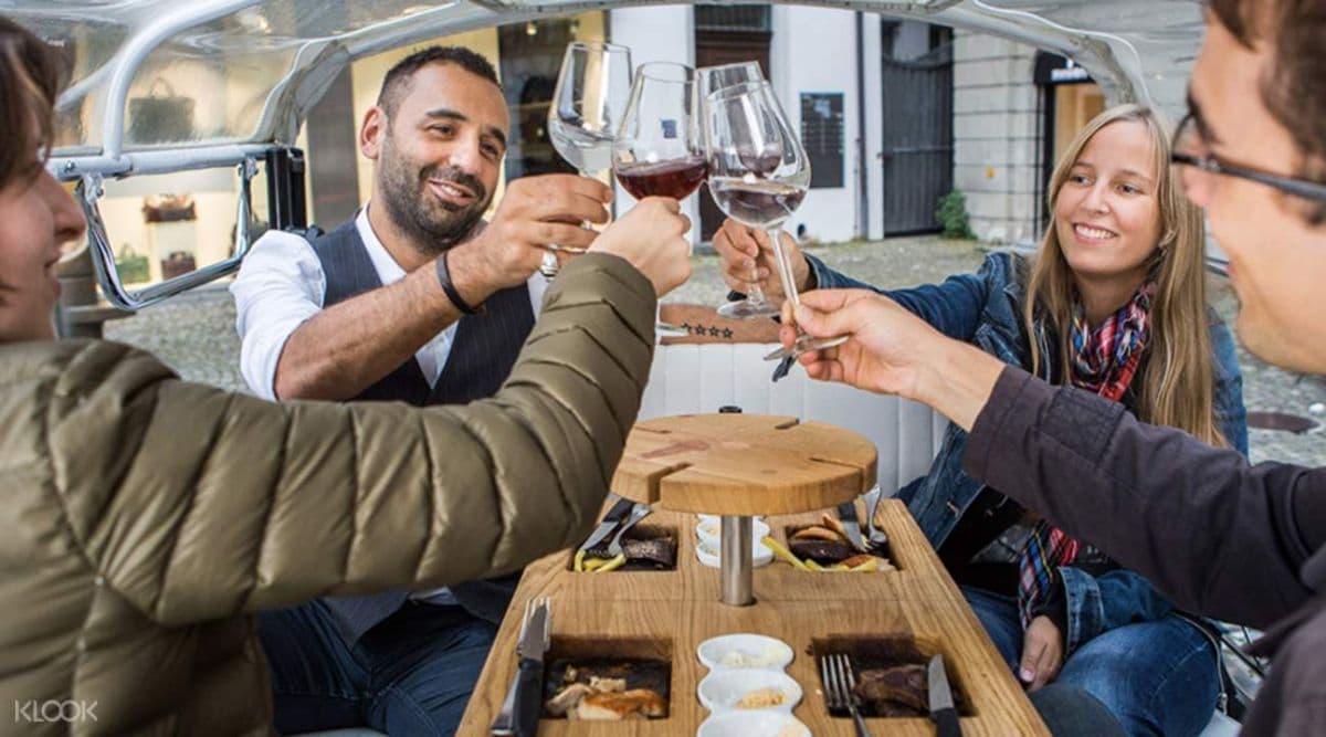 Privé tour met elektrische tuk-tuk door Zürich met Zwitserse biefstuk van de hete steen