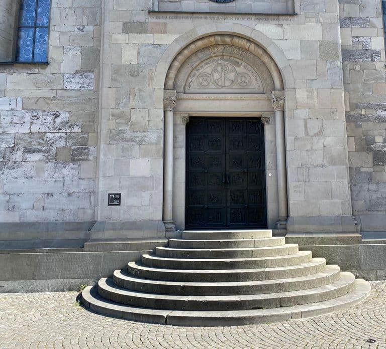 Zurich in the Mirror of the Past: Self-Guided Reading Tour