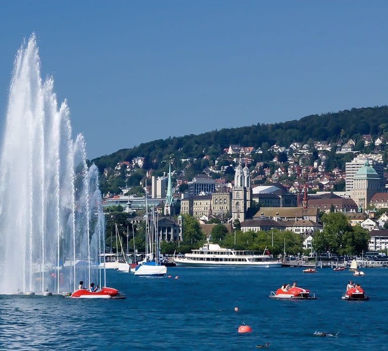 Zürich: 2-Hour Sightseeing Bus Tour + Optional FIFA Museum