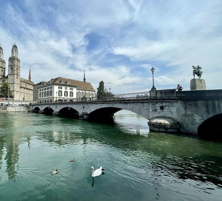 Zürich: 2-Hour Sightseeing Bus Tour + Optional FIFA Museum