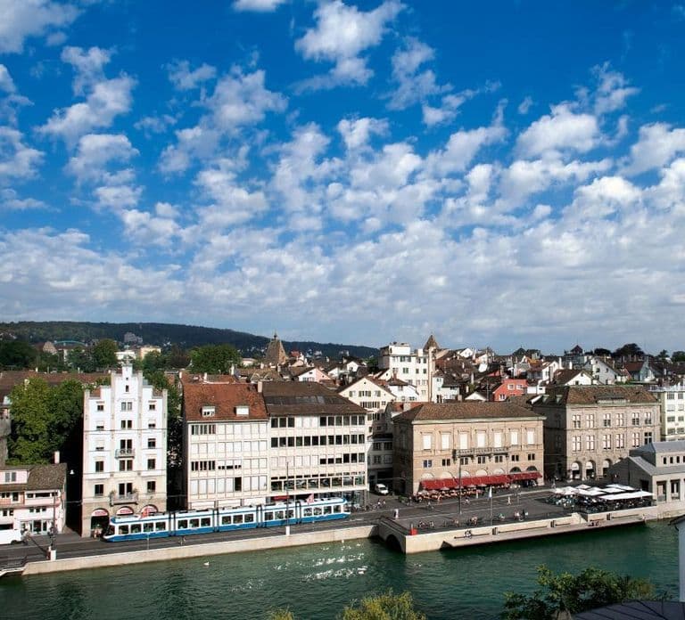 Zurich: Audio-begeleide stadstour en trein naar de “Top of Zurich”