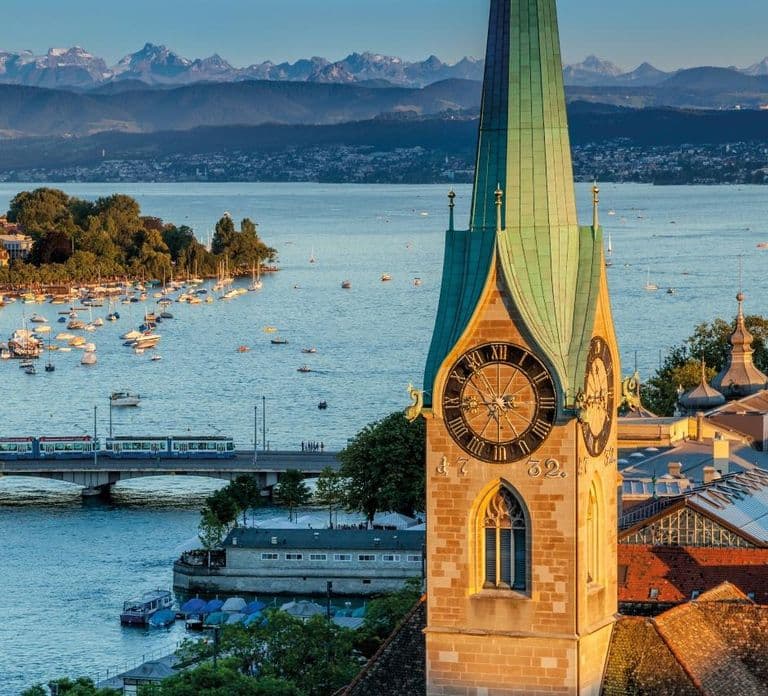 Zurich: Audio-begeleide stadstour en trein naar de “Top of Zurich”