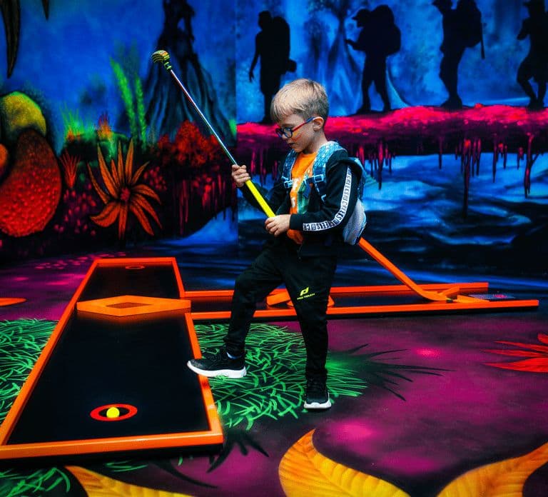 Zurich: Black Light Galaxy Minigolf