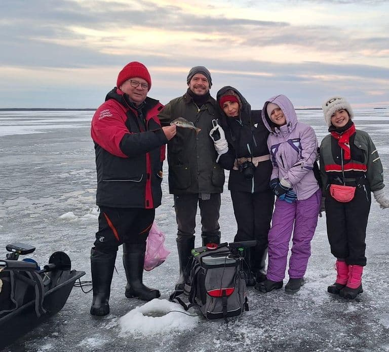 Oulu: Pesca en hielo en el mar Ártico