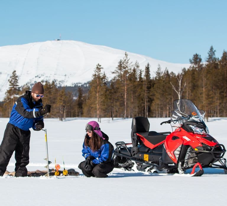 Ylläs: Aventura en moto de nieve con pesca en hielo