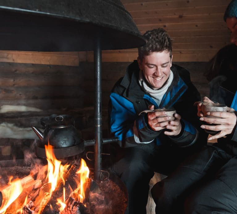 Ylläs: Aventura en moto de nieve con pesca en hielo