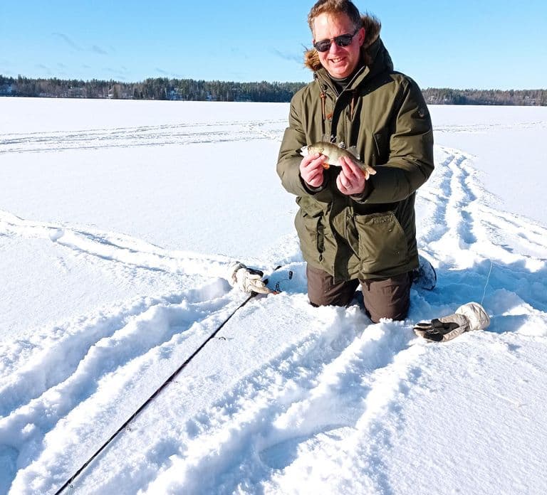 Desde Helsinki: Pesca en hielo en el lago Bodom con comida y bebidas