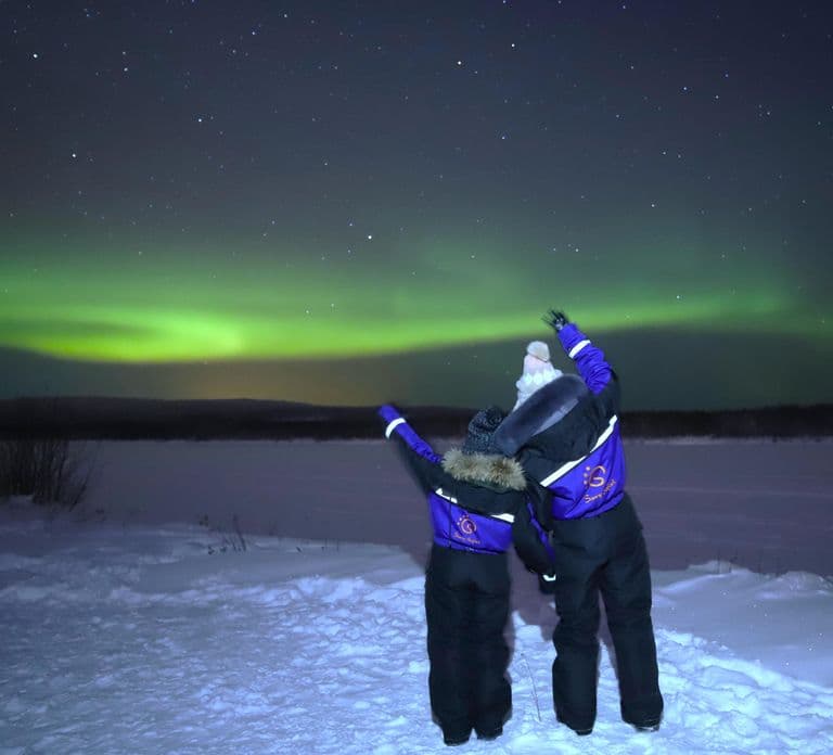 Au départ de Rovaniemi : excursion pour observer les aurores boréales au bord d'un lac en Laponie