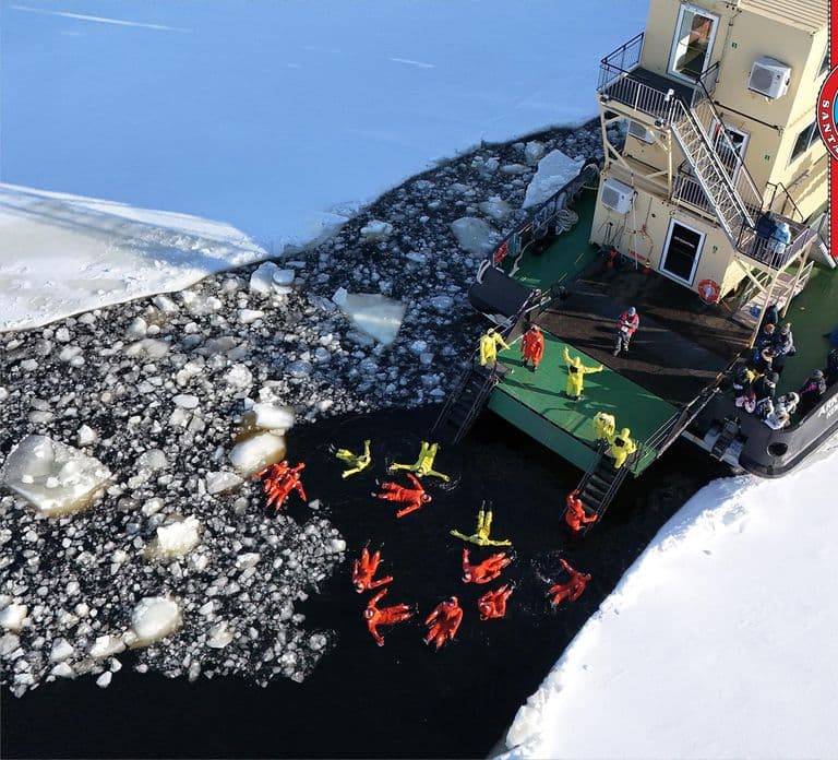 Haparanda/Tornio: Icebreaker Arktis クルーズとアイスフローティング体験
