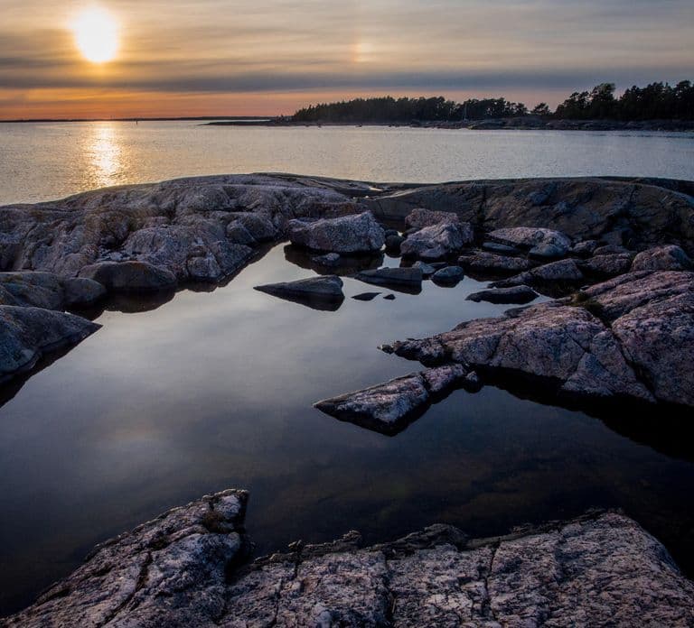 Helsinki: Tour en kayak bajo el sol de medianoche con fogata