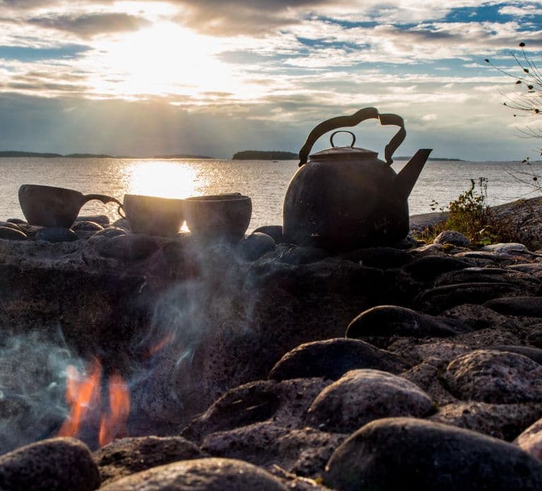 Helsinki: Tour en kayak bajo el sol de medianoche con fogata