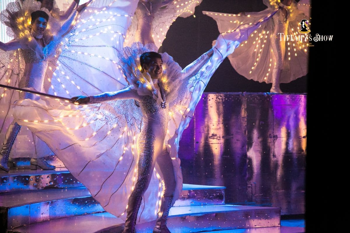 Tiffany Show Pattaya - Include trasferimento condiviso per stranieri