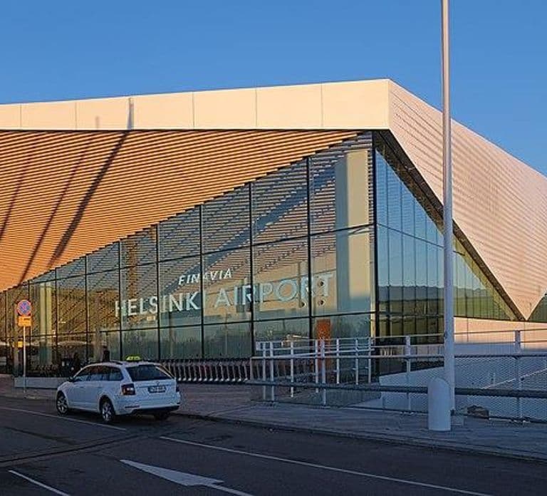 Helsinki: Traslado privado al aeropuerto + tour de 1 hora por los puntos destacados de la ciudad