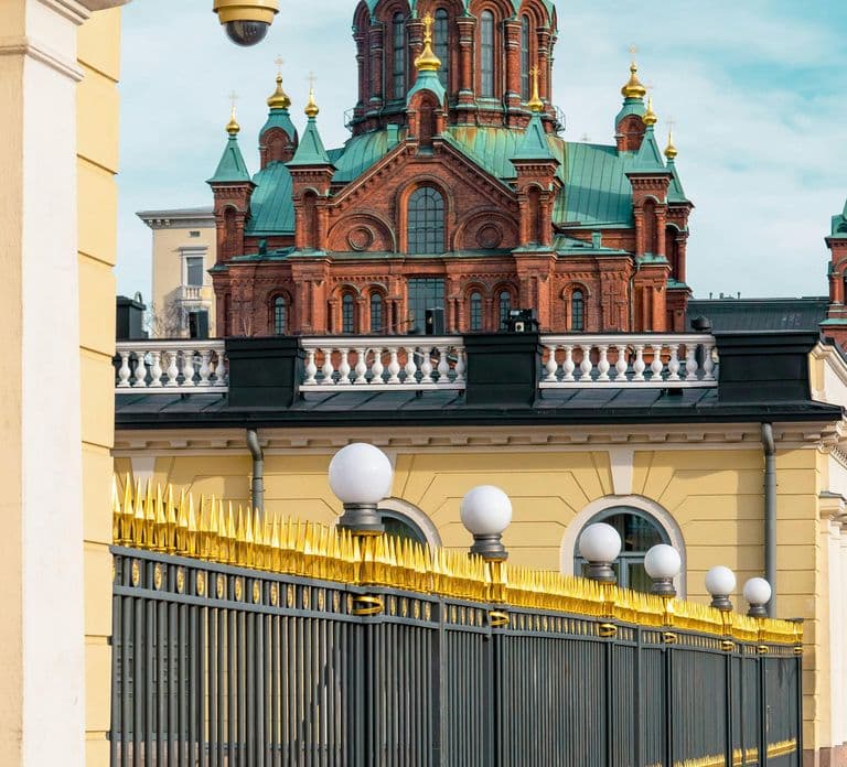 Helsinki: Traslado privado al aeropuerto + tour de 1 hora por los puntos destacados de la ciudad