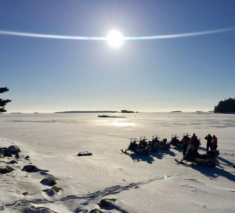 Helsinki: Tour in motoslitta con pranzo e trasferimenti