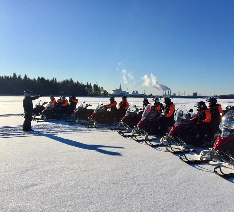 Helsinki: Tour in motoslitta con pranzo e trasferimenti
