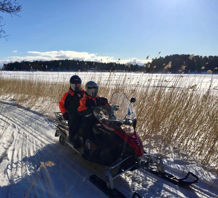 Helsinki: Passeio de Snowmobile com Almoço e Traslados