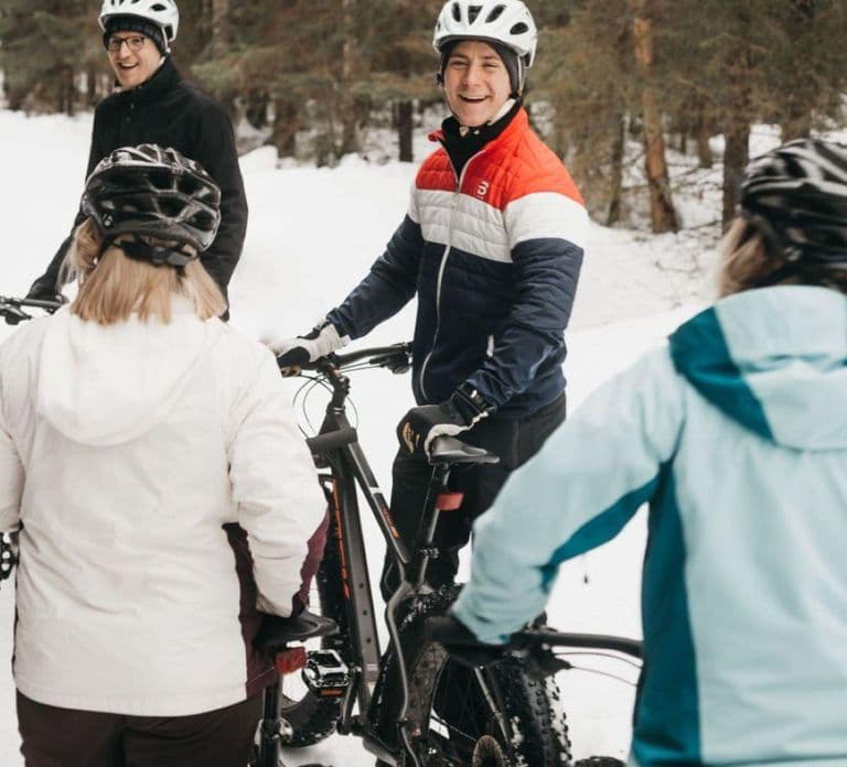 Jyvaskyla: Fatbike-Tour durch einen finnischen Winterwald