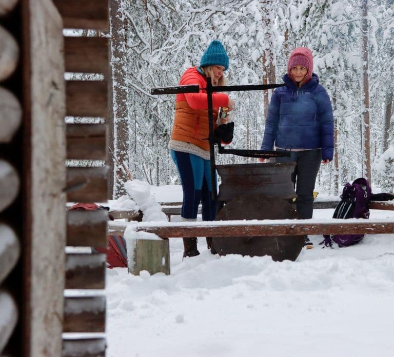 Jyvaskyla: Snowshoeing Tour with Campfire Snack