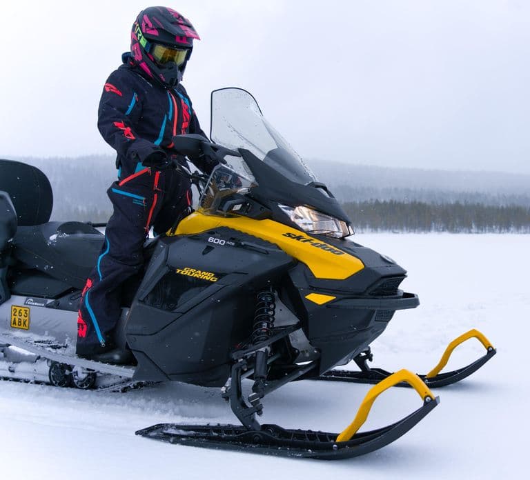 Levi: Safári de 2 horas de snowmobile guiado por especialistas locais