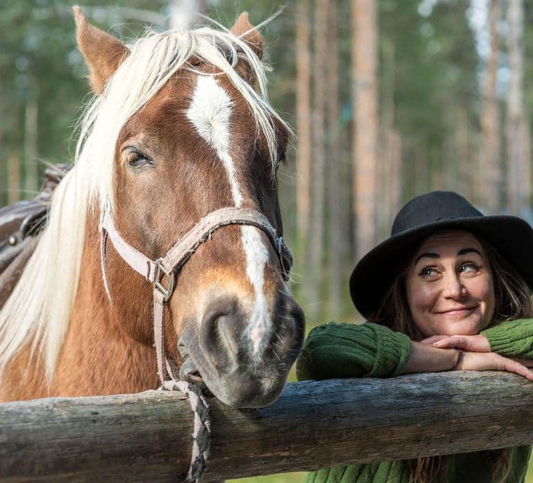 Levi: Visita a una granja de caballos y huskies con zumo y galletas