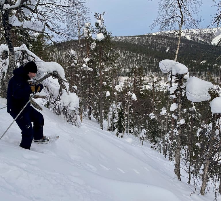 Levi: Sneeuwschoenwandelen in het bos aan het meer