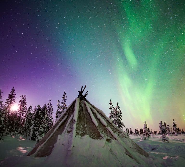 Aventura nocturna con raquetas de nieve bajo la Aurora Boreal