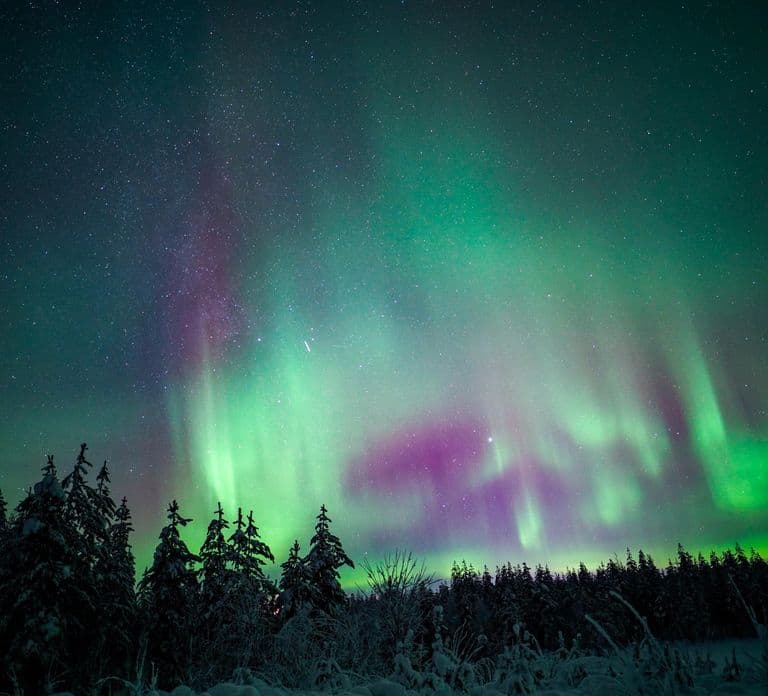 Aventura nocturna con raquetas de nieve bajo la Aurora Boreal