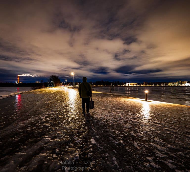 Oulu: Visita guiada nocturna a pie con caza de auroras boreales