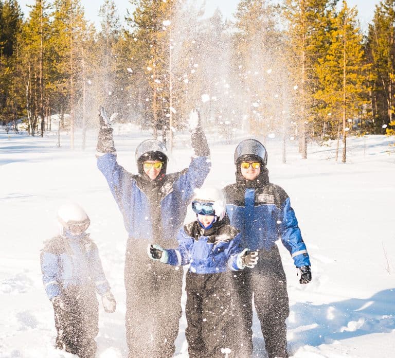 Rovaniemi: Safári de Snowmobile em Família com Fogueira e Lanches